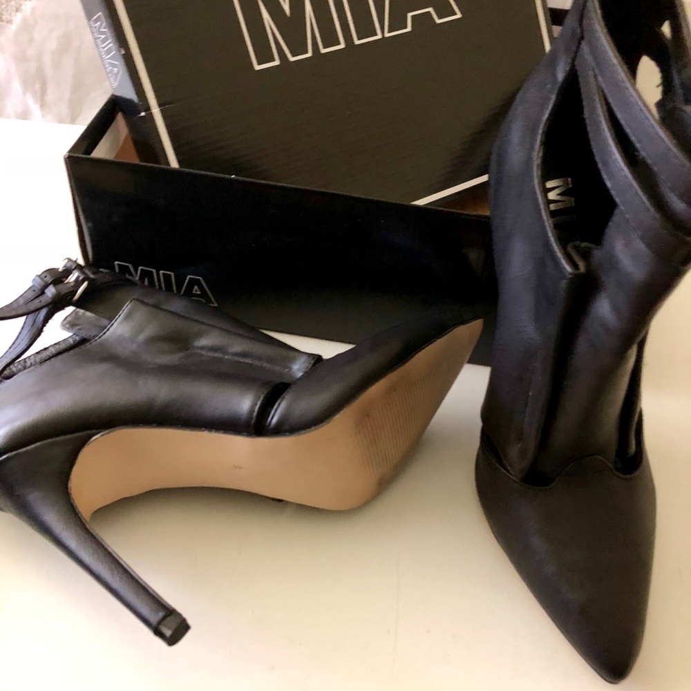 MIA black ankle booties